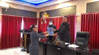 KETUA Fraksi PDIP, Ni Nengah Madiayani, menyerahkan hasil rapat gabungan komisi-komisi kepada Wakil Ketua DPRD Bangli saat sidang paripurna pada Selasa (10/8/2021). Foto: ist KETUA Fraksi PDIP, Ni Nengah Madiayani, menyerahkan hasil rapat gabungan komisi-komisi kepada Wakil Ketua DPRD Bangli saat sidang paripurna pada Selasa (10/8/2021). Foto: ist