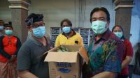 KETUA MKKS SMP Kota Denpasar, I Wayan Murdana, menyerahkan bantuan nasi jinggo di Dusun Pagan Tengah, Sumerta Kauh, Denpasar Timur, Minggu (1/8/2021). Foto: tra KETUA MKKS SMP Kota Denpasar, I Wayan Murdana, menyerahkan bantuan nasi jinggo di Dusun Pagan Tengah, Sumerta Kauh, Denpasar Timur, Minggu (1/8/2021). Foto: tra