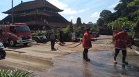 MATERIAL longsor dari tebing di Dusun Guliang Kawan, Desa Bunutin, Kecamatan Bangli dibersihkan Dinas PUPR-Perkim Bangli dibantu Dinas PU Provinsi Bali, Damkar Bangli dan Damkar Gianyar. Foto: ist MATERIAL longsor dari tebing di Dusun Guliang Kawan, Desa Bunutin, Kecamatan Bangli dibersihkan Dinas PUPR-Perkim Bangli dibantu Dinas PU Provinsi Bali, Damkar Bangli dan Damkar Gianyar. Foto: ist