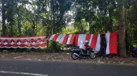 PENJUAL atribut merah putih musiman di Bangli, sepi pembeli, dan penurunan omzet menyentuh sampai 95 persen. Foto: gia PENJUAL atribut merah putih musiman di Bangli, sepi pembeli, dan penurunan omzet menyentuh sampai 95 persen. Foto: gia