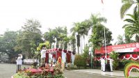 PERINGATAN ke-76 tahun kemerdekaan Indonesia tahun 2021 di Kabupaten Gianyar, dilangsungkan sangat sederhana di halaman kantor Bupati Gianyar, Selasa (17/8/2021). Foto: adi PERINGATAN ke-76 tahun kemerdekaan Indonesia tahun 2021 di Kabupaten Gianyar, dilangsungkan sangat sederhana di halaman kantor Bupati Gianyar, Selasa (17/8/2021). Foto: adi