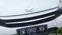 MOBIL sewaan ditinggal penyewa di pinggir jalan di wilayah Pura Dalem Laplapan, Ubud. Foto: ist MOBIL sewaan ditinggal penyewa di pinggir jalan di wilayah Pura Dalem Laplapan, Ubud. Foto: ist