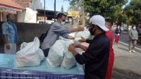 PENGURUS Nasdem Buleleng saat membagikan beberapa paket sayur mayur kepada masyarakat. Foto: rik PENGURUS Nasdem Buleleng saat membagikan beberapa paket sayur mayur kepada masyarakat. Foto: rik