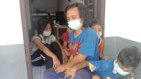 NI Wayan Dewi Gita Segarti didampingi I Wayan Budiyasa dan ketiga anaknya saat ditemui di tempat kosnya. Foto: rap NI Wayan Dewi Gita Segarti didampingi I Wayan Budiyasa dan ketiga anaknya saat ditemui di tempat kosnya. Foto: rap
