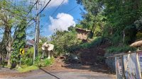 JALAN menuju objek wisata Twin Hill, Desa Bunutin, Kecamatan Bangli, Kamis (5/8/2021) tertimbun tanah longsor. Foto: ist JALAN menuju objek wisata Twin Hill, Desa Bunutin, Kecamatan Bangli, Kamis (5/8/2021) tertimbun tanah longsor. Foto: ist
