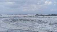 OMBAK di pantai sepanjang Gianyar sangat besar. Tim gabungan dari Satpolair Polres Gianyar, Basarnas Denpasar, dan BPBD Gianyar menghentikan pencarian I Made Sadra, warga Desa Pering, Blahbatuh, Gianyar yang terseret saat mandi di Pantai Pering. Foto: adi OMBAK di pantai sepanjang Gianyar sangat besar. Tim gabungan dari Satpolair Polres Gianyar, Basarnas Denpasar, dan BPBD Gianyar menghentikan pencarian I Made Sadra, warga Desa Pering, Blahbatuh, Gianyar yang terseret saat mandi di Pantai Pering. Foto: adi