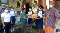 OSIS SMP Widya Sakti Denpasar didampingi Kasek Wayan Nendra menyerahkan bingkisan sembako pada warga Kelurahan Penatih yang terdampak pandemi Covid-19. Foto: tra OSIS SMP Widya Sakti Denpasar didampingi Kasek Wayan Nendra menyerahkan bingkisan sembako pada warga Kelurahan Penatih yang terdampak pandemi Covid-19. Foto: tra