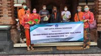 KEPALA SMP Sapta Andika Denpasar, I Wayan Sutarjana, menyerahkan bantuan paket sayuran di Kantor Perbekel Desa Tegal Harum, Denpasar Barat, Selasa (17/8/2021). Foto: ist KEPALA SMP Sapta Andika Denpasar, I Wayan Sutarjana, menyerahkan bantuan paket sayuran di Kantor Perbekel Desa Tegal Harum, Denpasar Barat, Selasa (17/8/2021). Foto: ist