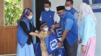 KETUA DPD Partai Demokrat NTB, TGH Mahally Fikri, didampingi istri dan para kader Demokrat membagikan paket sembako kepada anak yatim dan masyarakat kurang mampu di Lombok Barat, Jumat (20/8/2021). Foto: rul KETUA DPD Partai Demokrat NTB, TGH Mahally Fikri, didampingi istri dan para kader Demokrat membagikan paket sembako kepada anak yatim dan masyarakat kurang mampu di Lombok Barat, Jumat (20/8/2021). Foto: rul