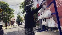 WARGA mengambil bungkusan berisi sembako, susu, gula, dan masker yang digantung di stan Nasdem Peduli di DPW Partai Nasdem Bali, Jalan Tukad Batanghari Nomor 7, Denpasar. Foto: ist WARGA mengambil bungkusan berisi sembako, susu, gula, dan masker yang digantung di stan Nasdem Peduli di DPW Partai Nasdem Bali, Jalan Tukad Batanghari Nomor 7, Denpasar. Foto: ist