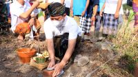 BUPATI Suwirta meletakkan batu pertama pembangunan TPSTD di Jalan Raya Watu Klotok, Dusun Tojan Klod, Desa Tojan, Minggu (22/8/2021). Foto: ist BUPATI Suwirta meletakkan batu pertama pembangunan TPSTD di Jalan Raya Watu Klotok, Dusun Tojan Klod, Desa Tojan, Minggu (22/8/2021). Foto: ist