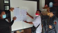 PENEMPELAN dan pengumuman DPB Agustus 2021 oleh KPU Tabanan disaksikan anggota Bawaslu Tabanan, Senin (30/8/2021). Foto: ist PENEMPELAN dan pengumuman DPB Agustus 2021 oleh KPU Tabanan disaksikan anggota Bawaslu Tabanan, Senin (30/8/2021). Foto: ist