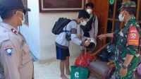 PENJEMPUTAN pasien Covid-19 yang isoman dipindah ke tempat isoter yang disediakan Kabupaten Buleleng. Foto: rik PENJEMPUTAN pasien Covid-19 yang isoman dipindah ke tempat isoter yang disediakan Kabupaten Buleleng. Foto: rik