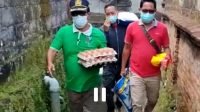 PERBEKEL Desa Siangan, I Ketut Berata, didampingi aparat desa membawa bantuan untuk warga yang menjalani isoman. Foto: adi PERBEKEL Desa Siangan, I Ketut Berata, didampingi aparat desa membawa bantuan untuk warga yang menjalani isoman. Foto: adi