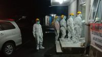 PETUGAS BPBD Bangli kewalahan mengubur jenazah warga yang terpapar Covid-19. Saat ini, hampir setiap hari ada warga meninggal akibat terjangkit virus Corona itu. Foto: ist PETUGAS BPBD Bangli kewalahan mengubur jenazah warga yang terpapar Covid-19. Saat ini, hampir setiap hari ada warga meninggal akibat terjangkit virus Corona itu. Foto: ist