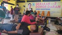 PETUGAS PMI mengambil darah dari pendonor di aula DPD Partai Golkar Bali dalam donor darah jilid II dengan target 1.000 kantong darah, Minggu (15/8/2021). Foto: hen PETUGAS PMI mengambil darah dari pendonor di aula DPD Partai Golkar Bali dalam donor darah jilid II dengan target 1.000 kantong darah, Minggu (15/8/2021). Foto: hen