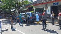 SATGAS Covid-19 mengevakuasi dua penumpang kapal di Pelabuhan Padangbai yang tes antigennya positif ke gedung LPMP Renon, Denpasar, Senin (23/8/2021) guna menjalani isolasi terpusat (isoter). Foto: ist SATGAS Covid-19 mengevakuasi dua penumpang kapal di Pelabuhan Padangbai yang tes antigennya positif ke gedung LPMP Renon, Denpasar, Senin (23/8/2021) guna menjalani isolasi terpusat (isoter). Foto: ist