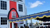 MASYARAKAT dan pengurus PKS NTB antre menunggu giliran untuk divaksin asi Covid-19 di halaman kantor DPW PKS NTB, Jumat (6/8/2021). Foto: rul MASYARAKAT dan pengurus PKS NTB antre menunggu giliran untuk divaksin asi Covid-19 di halaman kantor DPW PKS NTB, Jumat (6/8/2021). Foto: rul