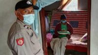 POLSEK Tembuku menyalurkan bantuan beras ke masyarakat di Kecamatan Tembuku, Jumat (6/8/2021). Foto: ist POLSEK Tembuku menyalurkan bantuan beras ke masyarakat di Kecamatan Tembuku, Jumat (6/8/2021). Foto: ist