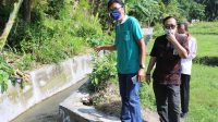 KETUA Komisi II DPRD Klungkung, I Wayan Misna, memimpin sidak proyek irigasi di Kecamatan Banjarangkan. Foto: ist KETUA Komisi II DPRD Klungkung, I Wayan Misna, memimpin sidak proyek irigasi di Kecamatan Banjarangkan. Foto: ist