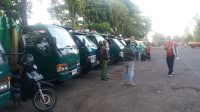 PULUHAN truk dengan muatan sampah penuh berjajar di jalan belakang Kantor DLH Tabanan, menunggu perbaikan dan pengoperasian alat berat di TPA Mandung. Foto: gap PULUHAN truk dengan muatan sampah penuh berjajar di jalan belakang Kantor DLH Tabanan, menunggu perbaikan dan pengoperasian alat berat di TPA Mandung. Foto: gap