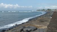 PANTAI Lebih, Gianyar sepi, tidak ada umat yang melaksanakan ritual Banyupinaruh. Foto: adi PANTAI Lebih, Gianyar sepi, tidak ada umat yang melaksanakan ritual Banyupinaruh. Foto: adi