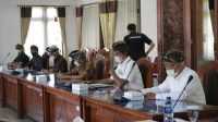 DPRD Buleleng memfasilitasi pertemuan terkait permohonan Tim 9 Catur Desa Dalem Tamblingan untuk bisa mengelola Alas Amertha Jati menjadi hutan adat, Selasa (24/8/2021). Foto: rik DPRD Buleleng memfasilitasi pertemuan terkait permohonan Tim 9 Catur Desa Dalem Tamblingan untuk bisa mengelola Alas Amertha Jati menjadi hutan adat, Selasa (24/8/2021). Foto: rik