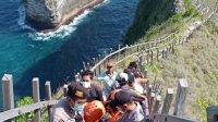 PETUGAS gabungan mengevakuasi korban terseret ombak menuju atas tebing Pantai Klingking, Nusa Penida, Minggu (8/8/2021). Foto: ist PETUGAS gabungan mengevakuasi korban terseret ombak menuju atas tebing Pantai Klingking, Nusa Penida, Minggu (8/8/2021). Foto: ist