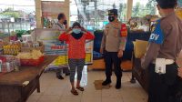 JAJARAN Polsek Selbar membagikan masker gratis kepada masyarakat di tiga desa, Minggu (29/8/2021). Foto: ist JAJARAN Polsek Selbar membagikan masker gratis kepada masyarakat di tiga desa, Minggu (29/8/2021). Foto: ist