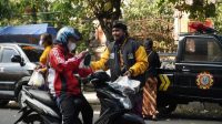 RELAWAN Yayasan Gumi Suci Lestari (GSL) yang dikelola I Gede Sumarjaya Linggih bergerak membagikan nasi bungkus ke warga yang melintas di Jalan Gajah Mada, Banjar Kodok, Kelurahan Karangasem, Selasa (10/8/2021). Foto: ist RELAWAN Yayasan Gumi Suci Lestari (GSL) yang dikelola I Gede Sumarjaya Linggih bergerak membagikan nasi bungkus ke warga yang melintas di Jalan Gajah Mada, Banjar Kodok, Kelurahan Karangasem, Selasa (10/8/2021). Foto: ist