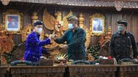 KETUA DPRD Klungkung, Anak Agung Gde Anom, memberi salam kepada Bupati Klungkung saat rapat paripurna di Ruang Sabha Nawa Natya, Kantor DPRD Klungkung, Senin (23/8/2021). Foto: ist KETUA DPRD Klungkung, Anak Agung Gde Anom, memberi salam kepada Bupati Klungkung saat rapat paripurna di Ruang Sabha Nawa Natya, Kantor DPRD Klungkung, Senin (23/8/2021). Foto: ist