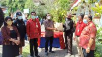 PLT. Kadisdikpora Kota Denpasar, IGN Eddy Mulya; bersama Kasek Wayan Murdana; Ketua Komite I Nyoman Badra, dan Perbekel Ketut Sulatra, menyerahkan sembako kepada warga Desa Dangin Puri Kangin. Foto: tra PLT. Kadisdikpora Kota Denpasar, IGN Eddy Mulya; bersama Kasek Wayan Murdana; Ketua Komite I Nyoman Badra, dan Perbekel Ketut Sulatra, menyerahkan sembako kepada warga Desa Dangin Puri Kangin. Foto: tra