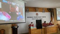 PENGADU menunjukkan alat peraga bergambar Dr. Somvir saat Pileg 2019 dalam sidang virtual DKPP dengan teradu KPU Bali dan Bawaslu Bali, serta Somvir sebagai pihak terkait, Senin (2/8/2021). Pengadu menuding Somvir berbohong, sedangkan Somvir balas menyebut pengadu orang suruhan caleg yang gagal ke DPRD Bali. Foto: hen PENGADU menunjukkan alat peraga bergambar Dr. Somvir saat Pileg 2019 dalam sidang virtual DKPP dengan teradu KPU Bali dan Bawaslu Bali, serta Somvir sebagai pihak terkait, Senin (2/8/2021). Pengadu menuding Somvir berbohong, sedangkan Somvir balas menyebut pengadu orang suruhan caleg yang gagal ke DPRD Bali. Foto: hen