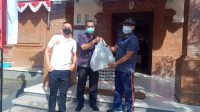 KEPALA SMP Dharma Praja Denpasar, I Nyoman Duma Asmaranata, saat menyalurkan 200 bungkus nasi jinggo yang diterima Perbekel Desa Dauh Puri Kaja, I Gusti Ketut Sucipta, Jumat (6/8/2021). Foto: ist KEPALA SMP Dharma Praja Denpasar, I Nyoman Duma Asmaranata, saat menyalurkan 200 bungkus nasi jinggo yang diterima Perbekel Desa Dauh Puri Kaja, I Gusti Ketut Sucipta, Jumat (6/8/2021). Foto: ist