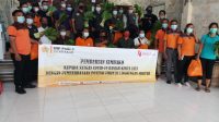 Plt. Kepala SMP PGRI 5 Denpasar, Made Raditya Berata, bersama staf saat membagikan paket sembako dan sayur pada Satgas Covid-19 dan warga di lingkungan Banjar Kertajati, Desa Pemecutan Kaja, Denpasar Utara, Senin (16/8/2021). Foto: ist Plt. Kepala SMP PGRI 5 Denpasar, Made Raditya Berata, bersama staf saat membagikan paket sembako dan sayur pada Satgas Covid-19 dan warga di lingkungan Banjar Kertajati, Desa Pemecutan Kaja, Denpasar Utara, Senin (16/8/2021). Foto: ist