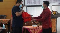 KOORDINATOR Tim Pemajuan SMP PGRI 3 Denpasar, Rama Gerald Jade, menyerahkan secara simbolis paket sembako kepada Lurah Pemecutan, Ida Bagus Agung Upawana Manuaba, untuk selanjutnya disalurkan pada warga terdampak pandemi Covid-19. Foto: ist KOORDINATOR Tim Pemajuan SMP PGRI 3 Denpasar, Rama Gerald Jade, menyerahkan secara simbolis paket sembako kepada Lurah Pemecutan, Ida Bagus Agung Upawana Manuaba, untuk selanjutnya disalurkan pada warga terdampak pandemi Covid-19. Foto: ist