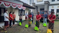KETUA K3S Kota Denpasar, Sagung Antari Jaya Negara, menyerahkan bantuan sembako, Kamis (12/8/2021) di Yayasan Dria Raba Denpasar. Foto: ist KETUA K3S Kota Denpasar, Sagung Antari Jaya Negara, menyerahkan bantuan sembako, Kamis (12/8/2021) di Yayasan Dria Raba Denpasar. Foto: ist