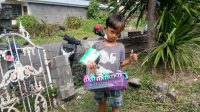 SALAH seorang bocah menjajakan dagangan di salah satu OPD di Gianyar. Foto: adi SALAH seorang bocah menjajakan dagangan di salah satu OPD di Gianyar. Foto: adi