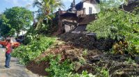 TEMBOK penyengker taksu dan tembok rumah milik warga di Banjar Koripan Kelod, Desa Abiantuwung, Kecamatan Kediri, Tabanan jebol bersama tanah longsor, Kamis (5/8/2021). Foto: ist TEMBOK penyengker taksu dan tembok rumah milik warga di Banjar Koripan Kelod, Desa Abiantuwung, Kecamatan Kediri, Tabanan jebol bersama tanah longsor, Kamis (5/8/2021). Foto: ist