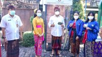 WALI Kota IGN Jaya Negara memberi apresiasi karya inovatisi siswa SMPN 3 Denpasar berupa Chamber Back to Nature dan termometer otomatis yang dihubungkan langsung dengan penyanitasi tangan uap tanpa menyetuh hanya menggunakan sensor. Foto: tra WALI Kota IGN Jaya Negara memberi apresiasi karya inovatisi siswa SMPN 3 Denpasar berupa Chamber Back to Nature dan termometer otomatis yang dihubungkan langsung dengan penyanitasi tangan uap tanpa menyetuh hanya menggunakan sensor. Foto: tra
