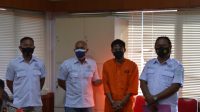 TERSANGKA Bobo (pakai baju tahanan) saat ditunjukkan polisi di Mapolres Buleleng. Foto: rik TERSANGKA Bobo (pakai baju tahanan) saat ditunjukkan polisi di Mapolres Buleleng. Foto: rik