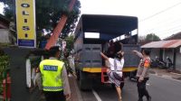 PERSONEL Polsek Payangan menjemput warga yang menjadi pasien terkonfirmasi positif Covid-19 untuk menjalani isolasi terpusat (isoter) di Hotel Evitel Ubud, menggunakan truk Dalmas, Jumat (20/8/2021). Foto: adi PERSONEL Polsek Payangan menjemput warga yang menjadi pasien terkonfirmasi positif Covid-19 untuk menjalani isolasi terpusat (isoter) di Hotel Evitel Ubud, menggunakan truk Dalmas, Jumat (20/8/2021). Foto: adi