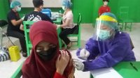 SALAH satu siswi SMP Bintang Persada Tabanan, ketika menjalani vaksinasi anak untuk tahap II, Jumat (6/8/2021). Foto: ist SALAH satu siswi SMP Bintang Persada Tabanan, ketika menjalani vaksinasi anak untuk tahap II, Jumat (6/8/2021). Foto: ist