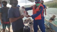 WARGA pesisir mendapat bantuan sembako dari Polres Klungkung, Minggu (8/8/2021). Foto: ist WARGA pesisir mendapat bantuan sembako dari Polres Klungkung, Minggu (8/8/2021). Foto: ist