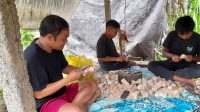 WAYAN Dapit (kiri) warga Banjar Malet, Bangli, tak pernah berhenti berkarya menggeluti usaha suvenir meski pandemi Covid-19 memang masih melanda dunia. Foto: ist WAYAN Dapit (kiri) warga Banjar Malet, Bangli, tak pernah berhenti berkarya menggeluti usaha suvenir meski pandemi Covid-19 memang masih melanda dunia. Foto: ist