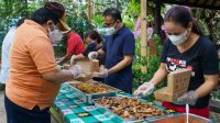 WALI Kota Jaya Negara bersama Alumni SMAN 1 Denpasar (Smansa) Angkatan 85 saat aksi sosial di Dapur Umum Gotong Royong Kota Denpasar diJalan Kaliasem, Minggu (8/8/2021). Foto: ist WALI Kota Jaya Negara bersama Alumni SMAN 1 Denpasar (Smansa) Angkatan 85 saat aksi sosial di Dapur Umum Gotong Royong Kota Denpasar diJalan Kaliasem, Minggu (8/8/2021). Foto: ist