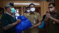 WAKIL Wali Kota Denpasar, Kadek Agus Arya Wibawa, didampingi Plt. Kadisdikpora Kota Denpasar, IGN Eddy Mulya, saat menyerahkan bingkisan sembako pada warga Sumerta Kauh, Senin (2/8/2021). Foto: tra WAKIL Wali Kota Denpasar, Kadek Agus Arya Wibawa, didampingi Plt. Kadisdikpora Kota Denpasar, IGN Eddy Mulya, saat menyerahkan bingkisan sembako pada warga Sumerta Kauh, Senin (2/8/2021). Foto: tra