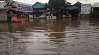 AIR laut menggenangi parkir wisata kuliner di Pantai Lebih, Gianyar, Kamis (12/8/2021). Foto: adi AIR laut menggenangi parkir wisata kuliner di Pantai Lebih, Gianyar, Kamis (12/8/2021). Foto: adi