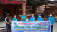 WAKASEK Kurikulum SMPN 7 Denpasar, Made Asmara, bersama staf, menyerahkan bantuan paket sayur mayur yang diterima Perbekel Desa Tegal Harum, I Komang Adi Widiantara. Foto: tra WAKASEK Kurikulum SMPN 7 Denpasar, Made Asmara, bersama staf, menyerahkan bantuan paket sayur mayur yang diterima Perbekel Desa Tegal Harum, I Komang Adi Widiantara. Foto: tra