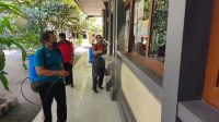 SMP PGRI 2 Denpasar rutin melakukan penyemprotan disinfektan mengantisipasi virus Corona. Protokol kesehatan di sekolah akan terus ditingkatkan menjelang dilaksanakannya PTM terbatas yang akan dimulai, 1 Oktober 2021 mendatang. Foto: ist SMP PGRI 2 Denpasar rutin melakukan penyemprotan disinfektan mengantisipasi virus Corona. Protokol kesehatan di sekolah akan terus ditingkatkan menjelang dilaksanakannya PTM terbatas yang akan dimulai, 1 Oktober 2021 mendatang. Foto: ist